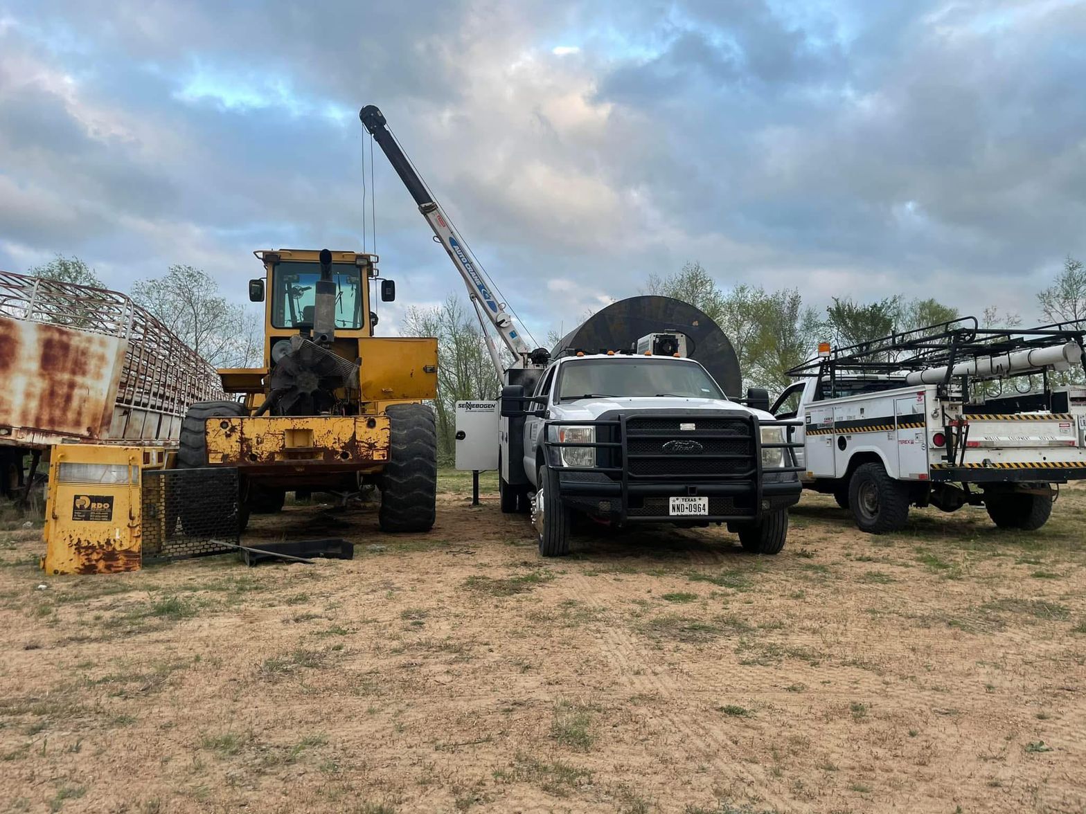 Heavy equipment service and repair in action - Eisenjager Equipment provides professional subcontracting services throughout Texas