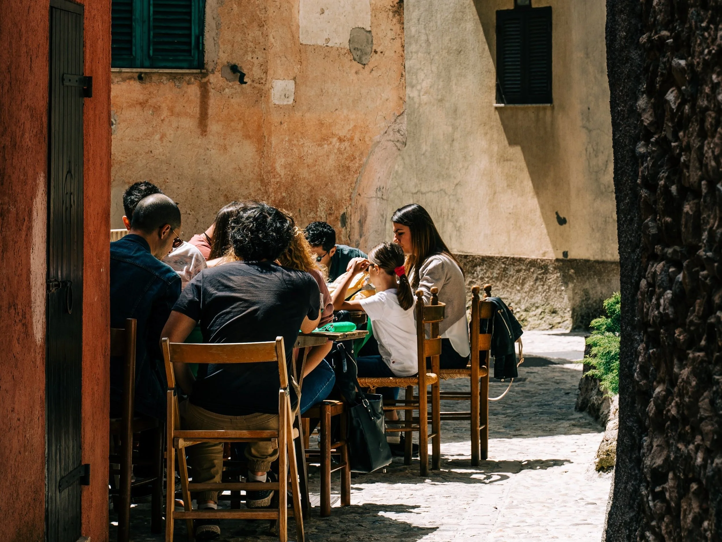 Warm conversation around a table in a creative setting
