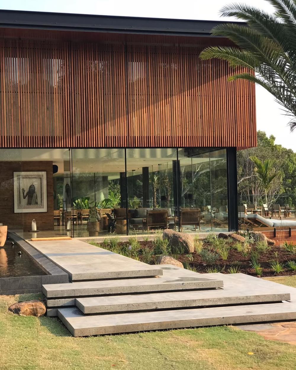 Fachada Moderna com Piscina